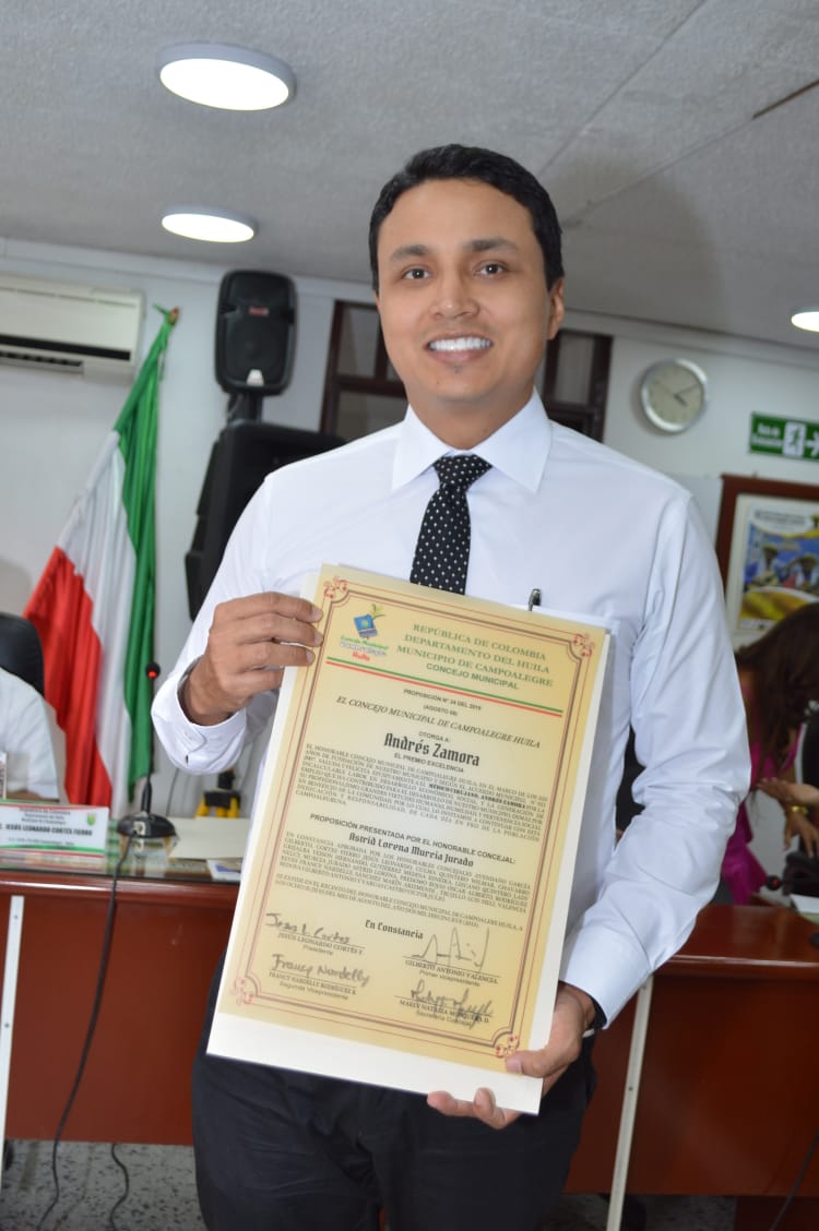 Exaltación entregada por el Consejo de Campoalegre al cirujano plástico Andrés Zamora.